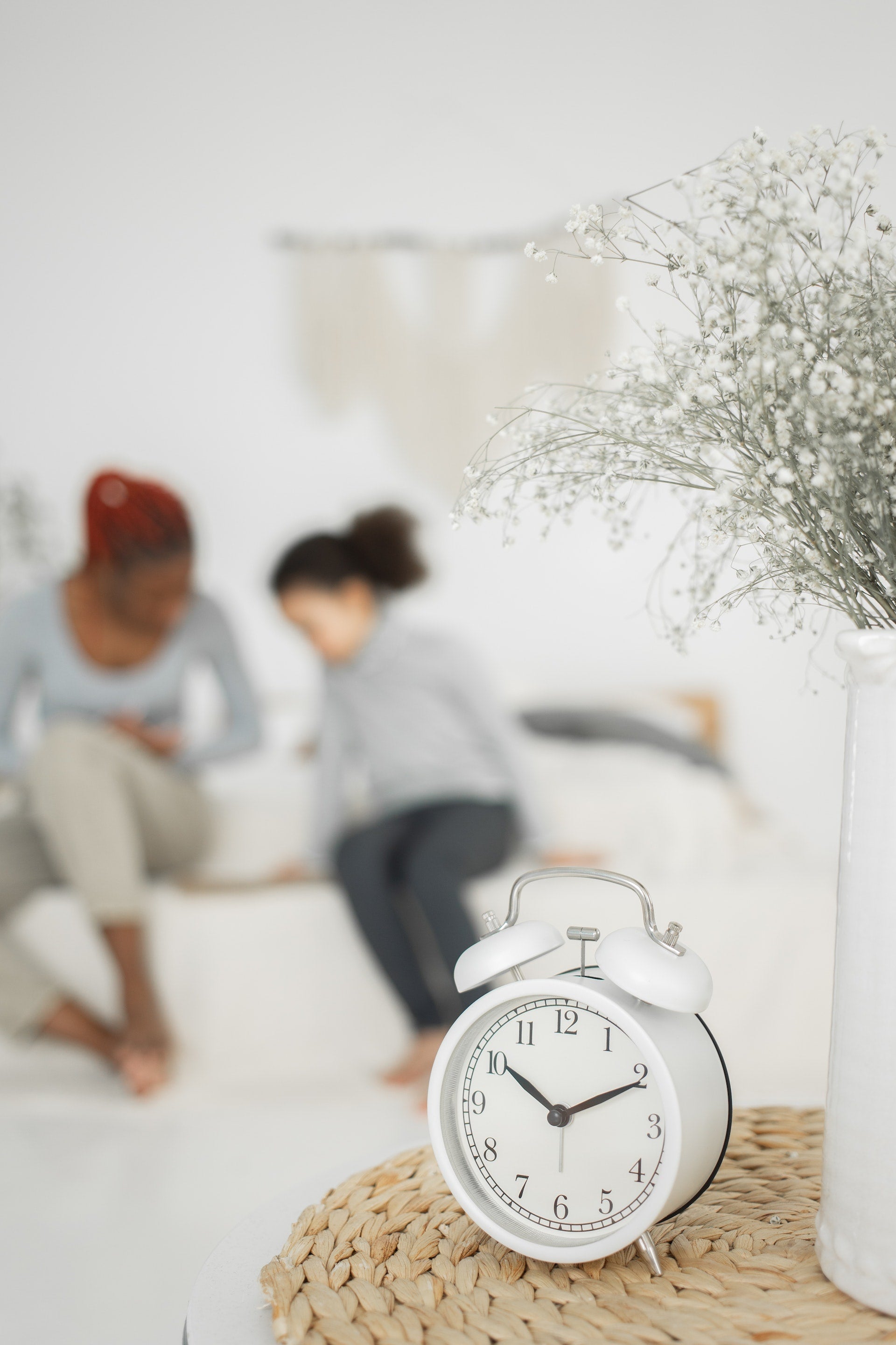 White clock representing massage therapist freedom thanks to Massaya massage and its flexible schedule