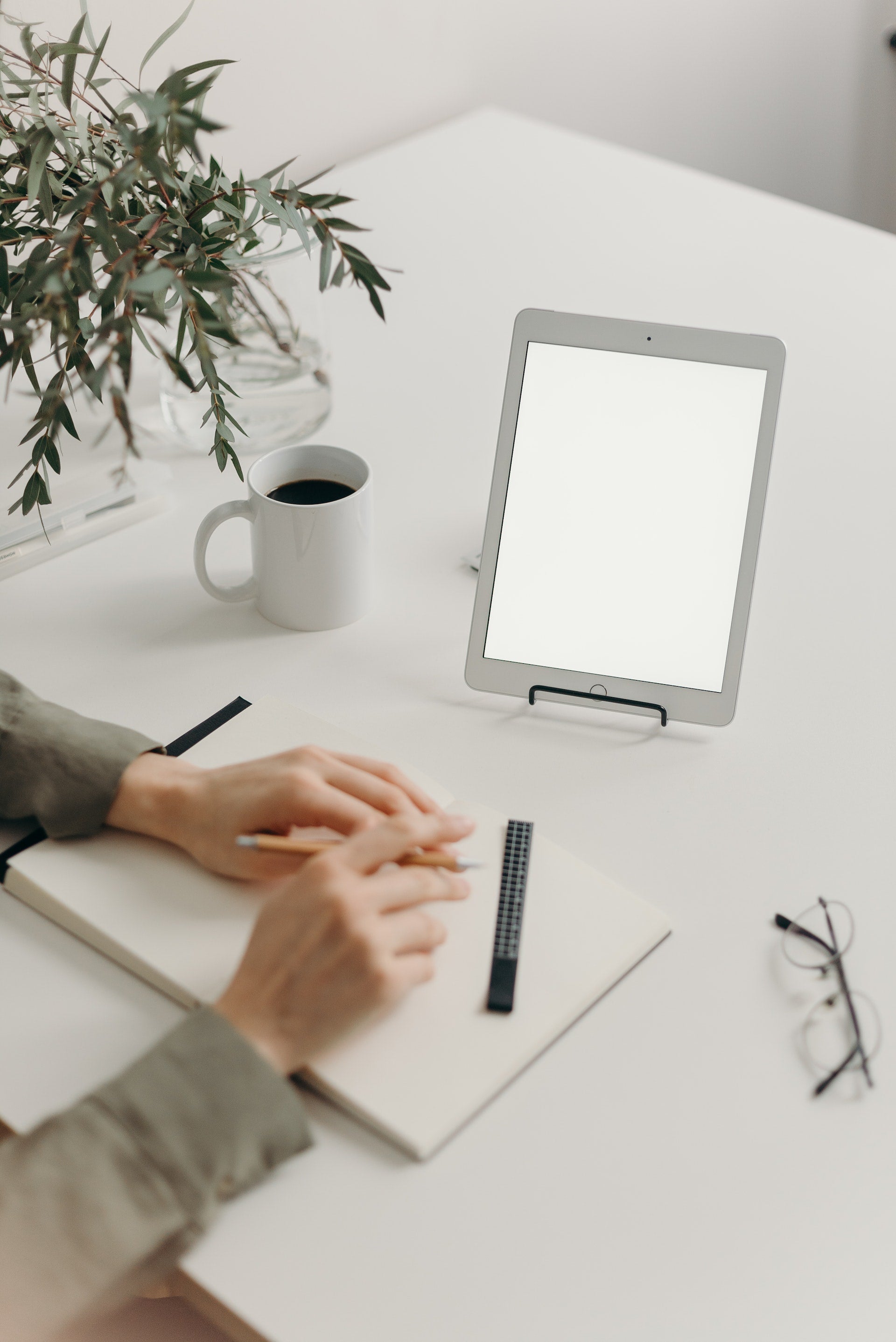 White empty tablet screen representing no management for therapists thanks to Massage massage and its platform.